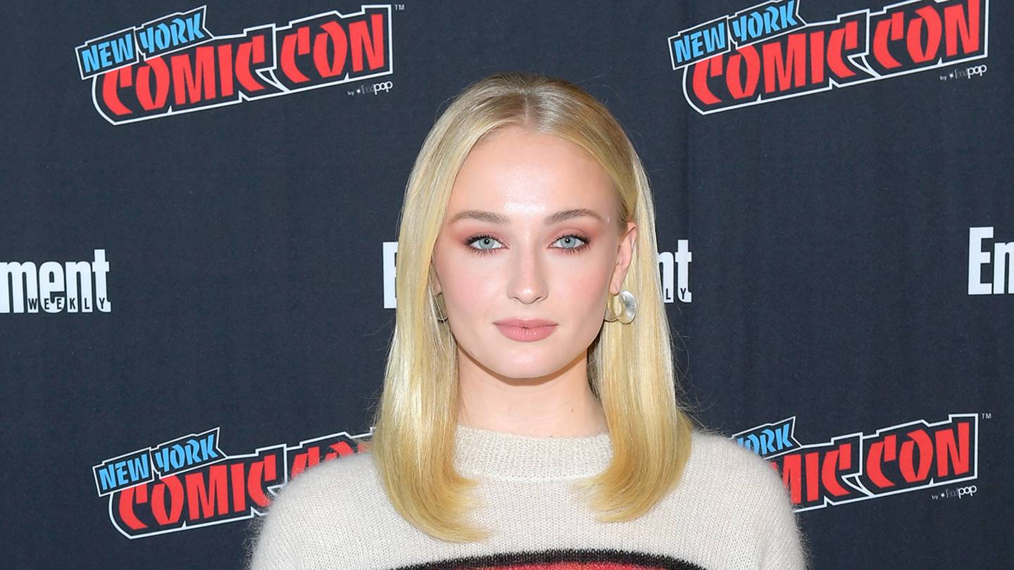 Sophie Turner chugs wine on Jumbotron at Rangers game (video) Sports(02)