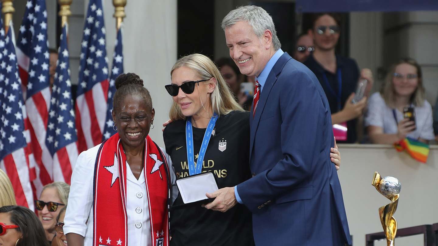 Allie Long USWNT player has ring, key to city stolen from hotel room