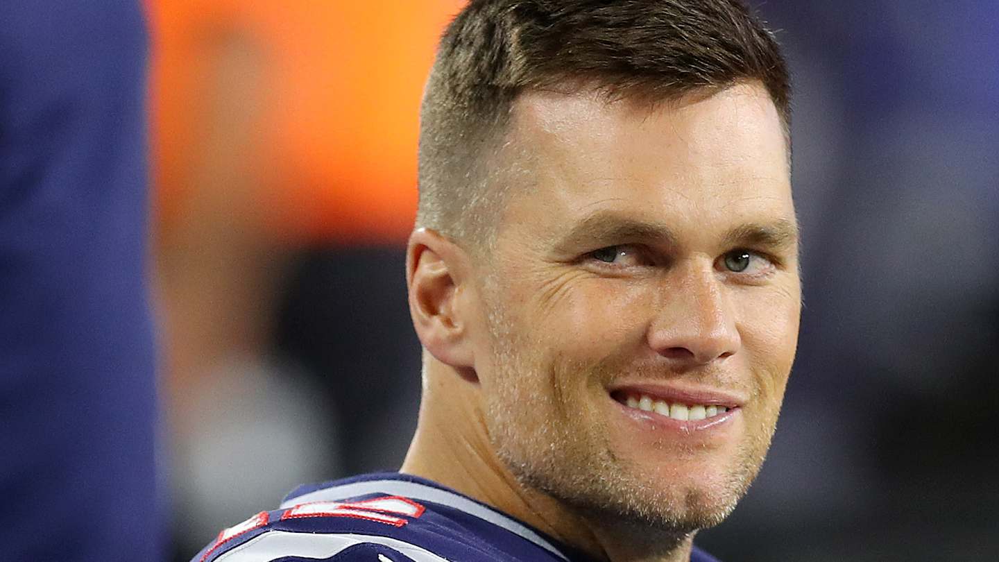 Tom Brady stuffs towels down Patriots centers' pants to stop sweat