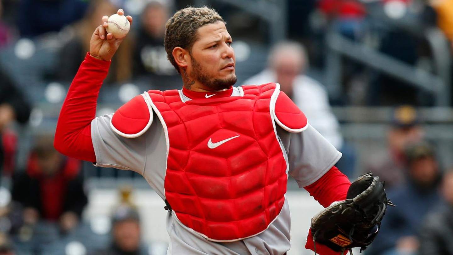 Cardinals' Yadier Molina out after injuring groin on foul tip Sports