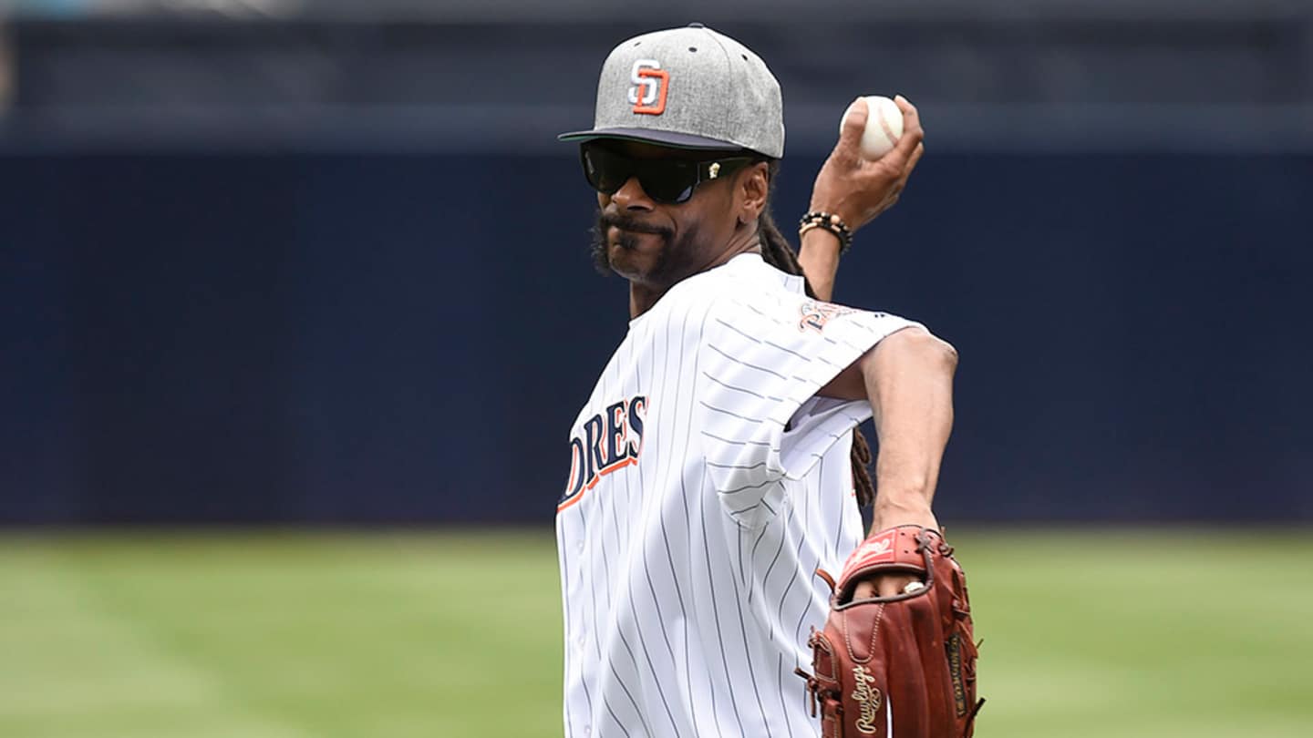 Snoop Dogg first pitch Rapper at Padres game (video) Sports Illustrated
