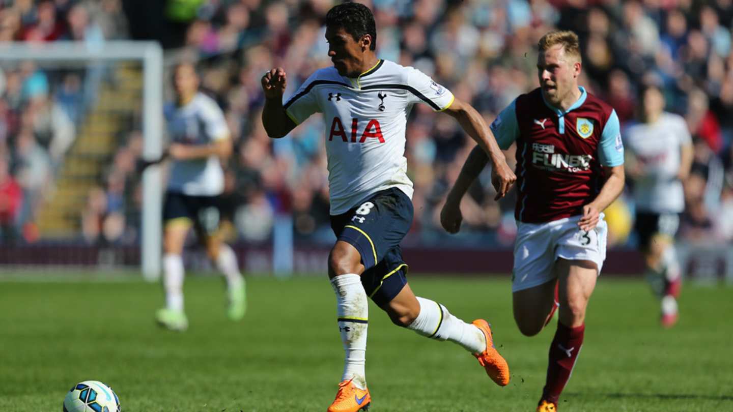 Brazil's Paulinho moves from Tottenham to China's Guangzhou