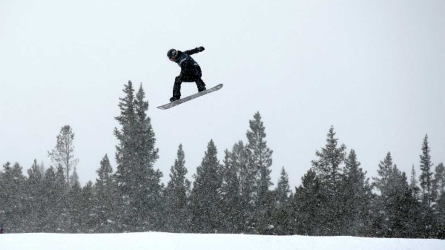 Shaun White wipes out on first run of Olympic slopestyle qualifier(00)