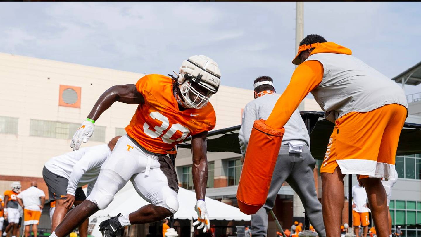 Roman Harrison Tennessee Vols LB Roman Harrison - Sports Illustrated Tennessee ...