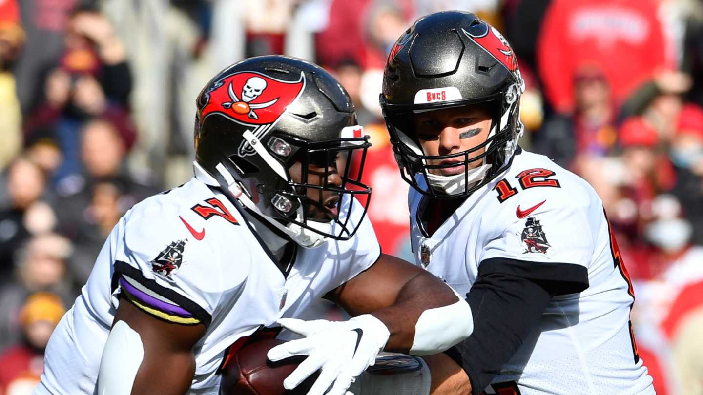 Leonard Fournette Buys Tom Brady an Early GOAT Birthday Cake - Sports