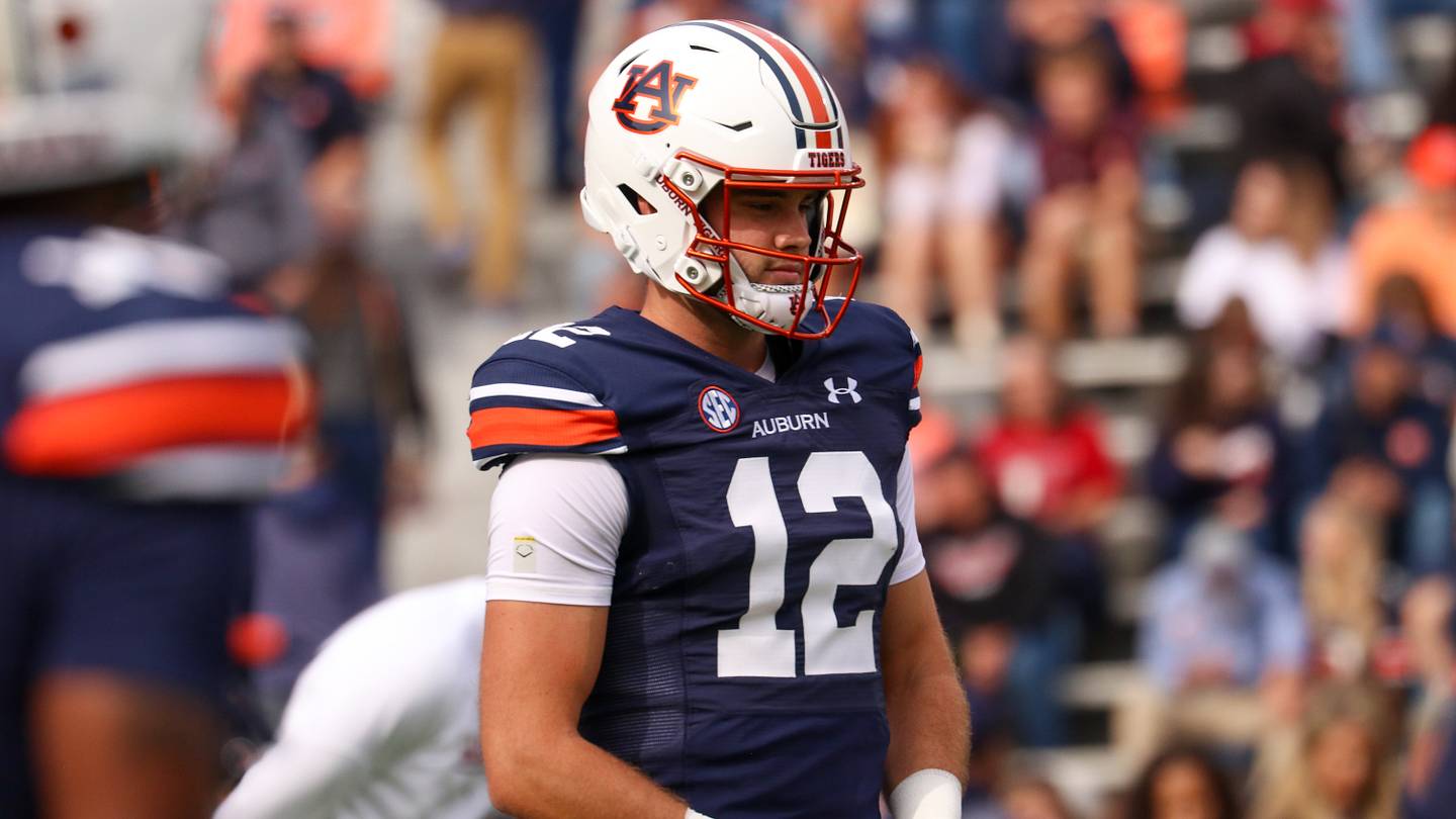 Auburn vs Arkansas depth chart update Freshman Holden Geriner starting