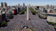 El desfile del triunfo en Buenos Aires se interrumpió por tanta gente