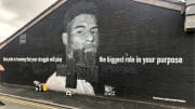 Fans taparon mensajes racistas sobre mural de Rashford con signos de apoyo