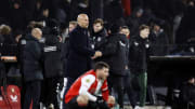¿El técnico del Feyenoord está cerca de ser despedido después de lanzar duro golpe a Santiago Giménez?
