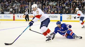Panthers’ Aleksander Barkov Records Incredible Diving Assist After Juggling Puck on His Stick