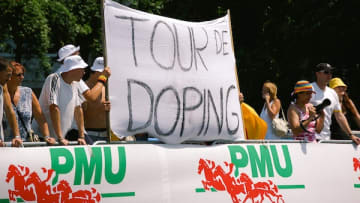 Venezuelan Pro Cyclist Appears Comically Bad at Cheating