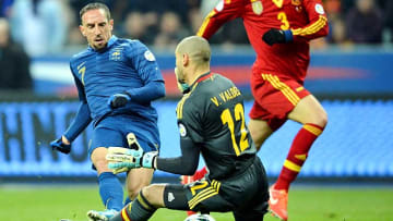 Vald&eacute;s steps up in Casillas' absence, backstops Spain past France