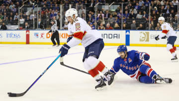 Panthers’ Aleksander Barkov Records Incredible Diving Assist After Juggling Puck on His Stick