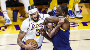 Anthony Davis de los Lakers obligado a abandonar el juego contra los Warriors debido a una lesión en el ojo.
