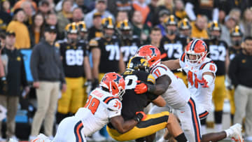 Late Touchdown Dooms Illinois In 15-13 Loss To Iowa