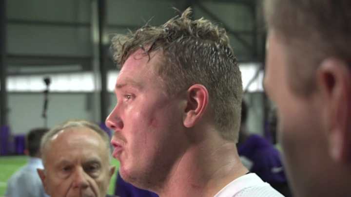 Pat Elflein Explains the differences between playing guard and center.