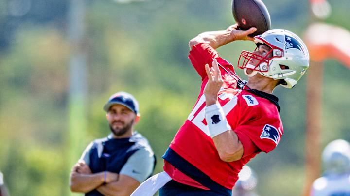 Men's Health feature on Tom Brady details severe elbow tendinitis that limited Brady in '06