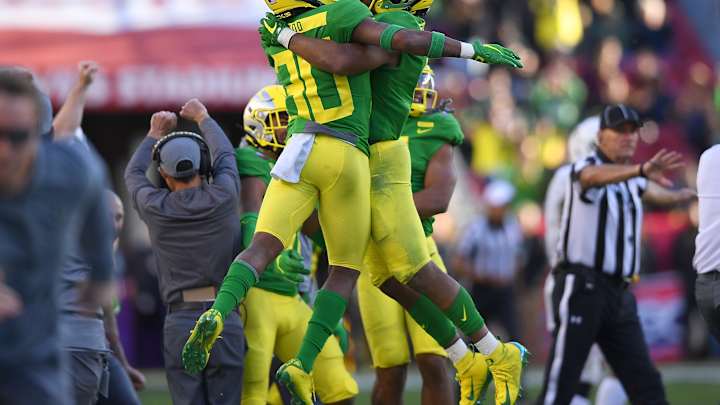 Oregon Reveals Hunter-Green and Yellow Uniform Combination for Game vs. California Oregon Reveals Hunter-Green and Yellow Uniform Combination for Game vs. California