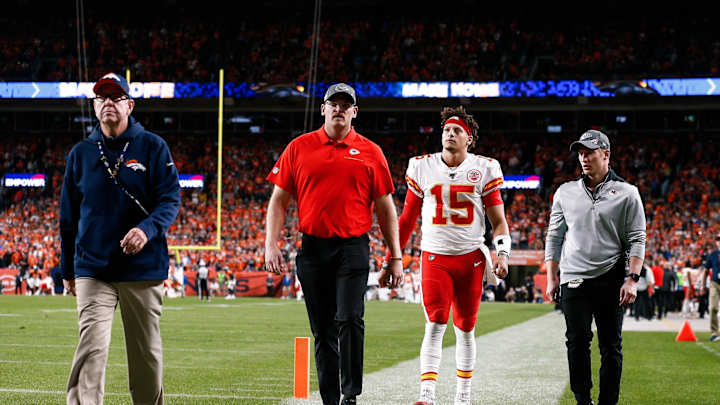 Chiefs QB Patrick Mahomes Exits With Right Knee Injury Chiefs QB Patrick Mahomes Exits With Right Knee Injury