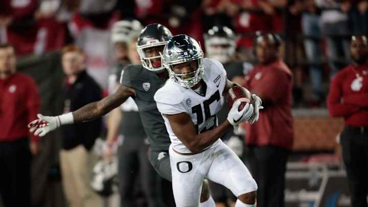 Oregon CB Deommodore Lenoir Leaves the Game With an Injury
