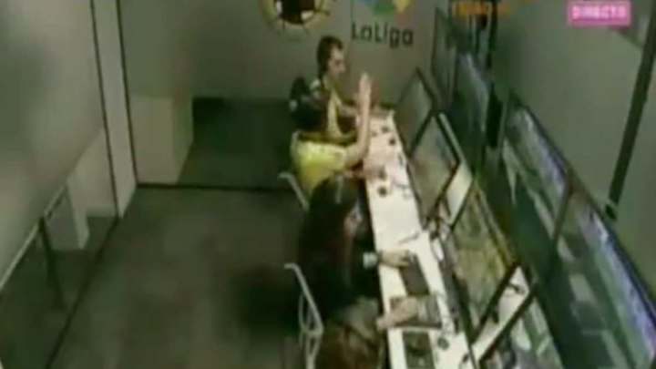 El árbitro que no cobró el penal a Vinicius 'celebró' anularle un gol al Real Madrid con el VAR