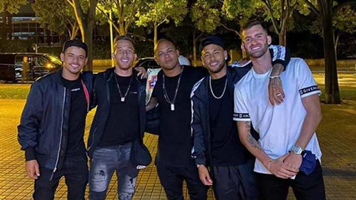 Neymar se divirtió junto a Arthur en la noche de Barcelona