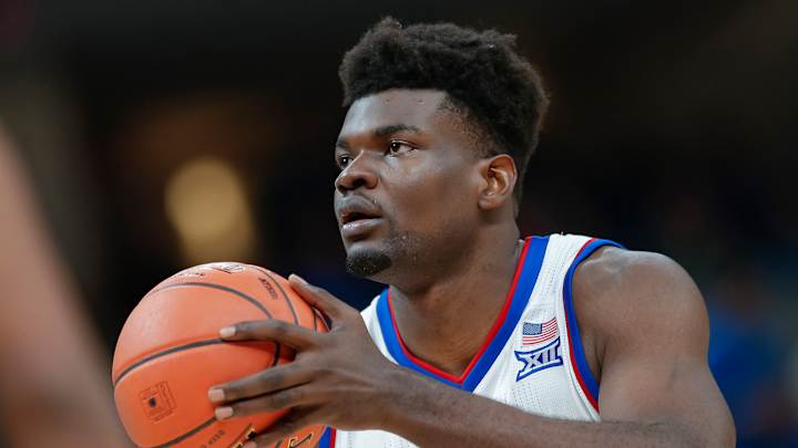 Kansas' Udoka Azubuike to Undergo Season-Ending Surgery on Right Hand