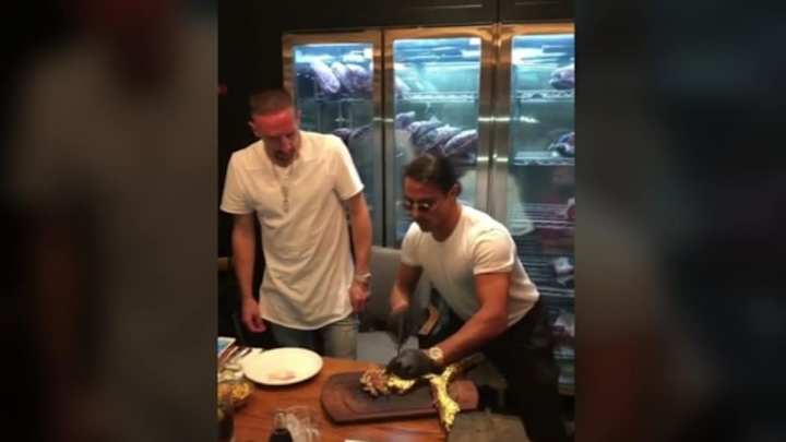 Ribery explota por las críticas a su filete de oro: "Fo**aros a vuestras madres, abuelas..."