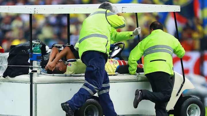 ESCALOFRIANTE | La lesión de Giovani Dos Santos en el Clásico Nacional que lo tendrá fuera 2 meses