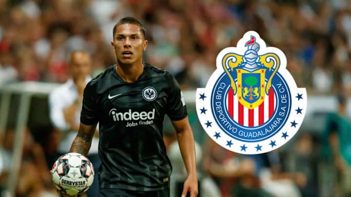 La imagen que desata los rumores sobre la llegada del Carlos Salcedo a Chivas