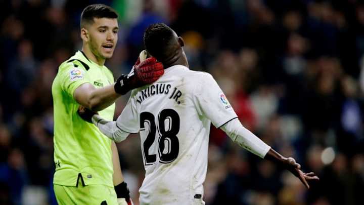 El duelo entre Vinícius y Rulli en las redes sociales por la jugada en la que no se pitó penalti