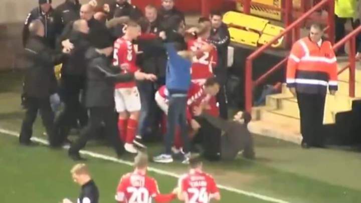 #FAIL | Un aficionado saltó al campo a celebrar y terminó lesionando a un jugador