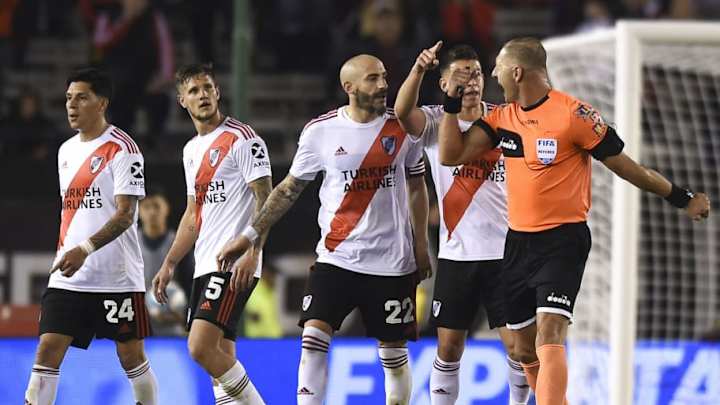 Javier Pinola estalló contra Néstor Pitana: "¿A quién te comiste?" Javier Pinola estalló contra Néstor Pitana: "¿A quién te comiste?"