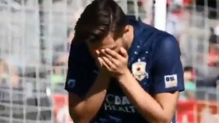 Su papá murió tres horas antes del partido, jugó igual sin contarlo y se quebró en el festejo de gol