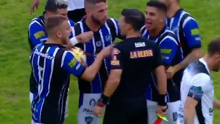 El "Burrito" Martínez fingió un codazo del árbitro y el video se hizo viral en las redes