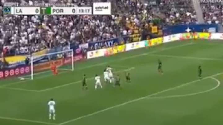 VIDEO: La acrobática jugada de Zlatan que casi termina en el fondo de la red | ¡Era un golazo!