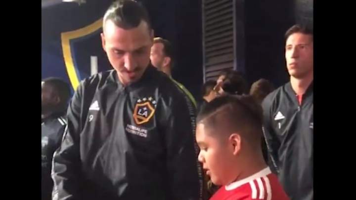VÍDEO | El enternecedor gesto de Zlatan Ibrahimovic con un niño antes de entrar al campo de juego