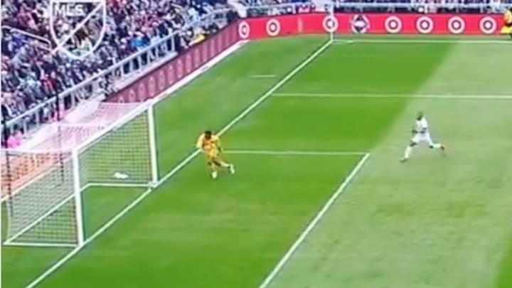Portero del New York FC intenta despejar el balón pero termina protagonizando un terrible autogol
