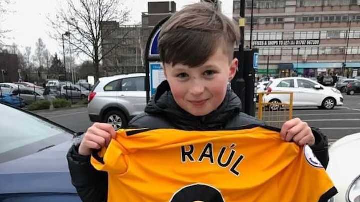 Raúl Jiménez regaló su playera a otro niño y su mamá lo presume en redes sociales