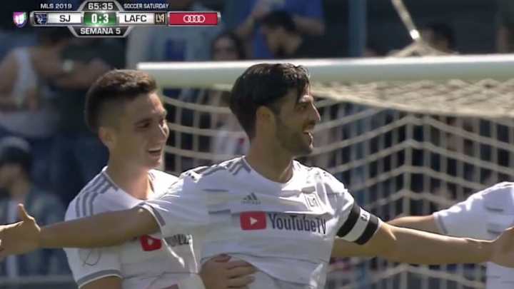 VIDEO: Carlos Vela consigue un hat trick con esta joya de gol que levantó al público de sus asientos