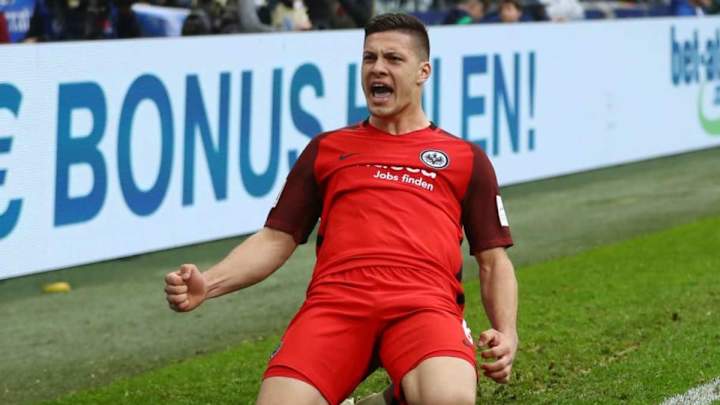 Los ojeadores del Real Madrid espiaron a Jovic durante el duelo ante el Benfica por la Europa League Los ojeadores del Real Madrid espiaron a Jovic durante el duelo ante el Benfica por la Europa League