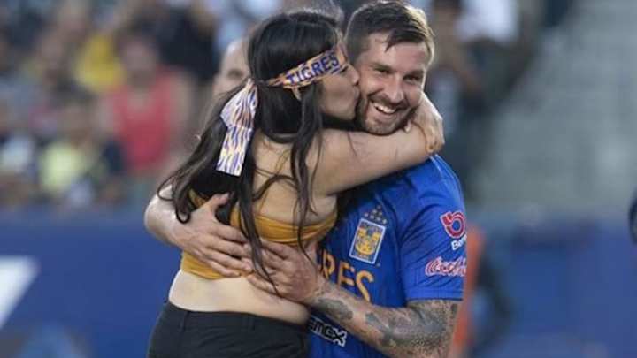 Filtran un video en el que la aficionada que abrazó a Gignac preguntaba quién era el jugador