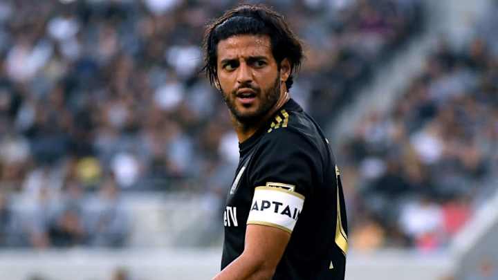 ​El berrinche de Carlos Vela por salir de cambio en el Clásico de Los Ángeles