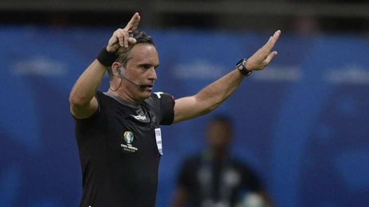 El árbitro pita un penalti usando el VAR en Bolivia... y no existe el VAR