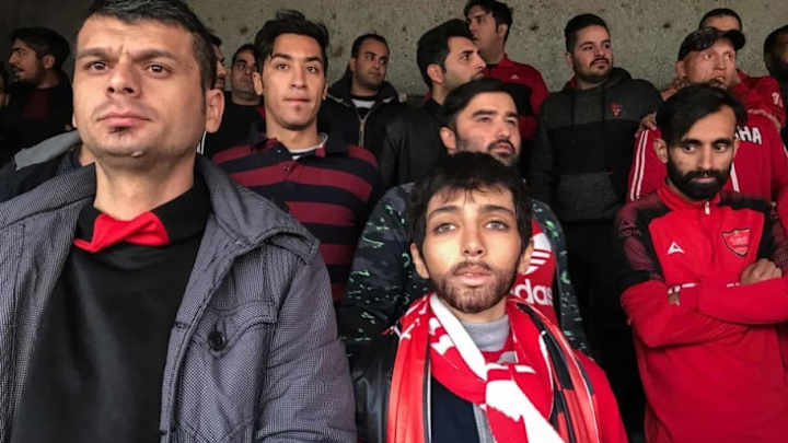 Las aficionadas iraníes que se disfrazaron de hombres para filtrarse en un estadio y ver un partido Las aficionadas iraníes que se disfrazaron de hombres para filtrarse en un estadio y ver un partido