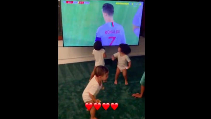 VIRAL | El tierno vídeo de los hijos de Cristiano Ronaldo viendo jugar a su padre
