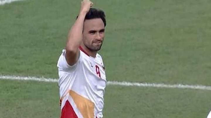 Enrique Esqueda anota el gol que acerca a su equipo al título de la exótica liga de la India