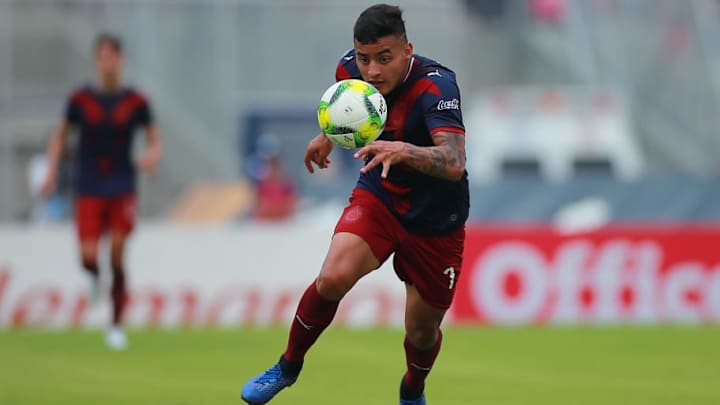 Alexis Vega entrena con normalidad en Chivas y descartan lesión