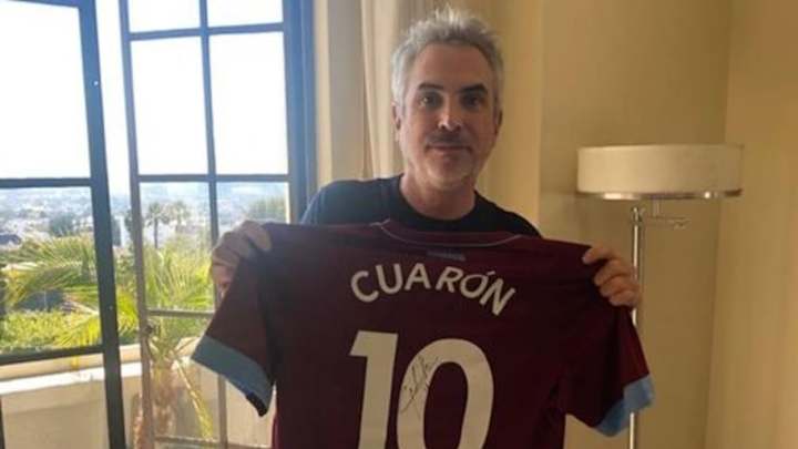 West Ham se une al 'ROMATÓN' y le envía a Alfonso Cuarón playera firmada por el Chicharito West Ham se une al 'ROMATÓN' y le envía a Alfonso Cuarón playera firmada por el Chicharito