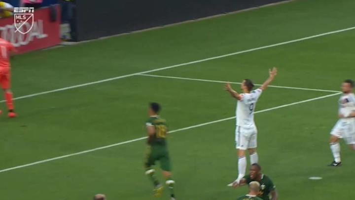 VIDEO: Zlatan abre la cuenta del Galaxy al cobrar con frialdad desde el punto penal